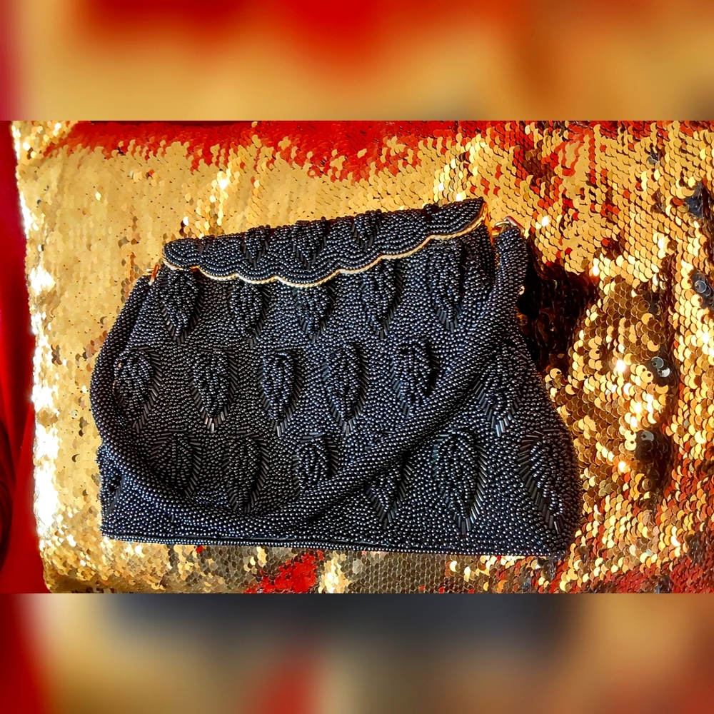 SPEAKEASY - Gorgeous Vintage 1920s (?) Speakeasy Style Hand-Beaded Clasp Purse